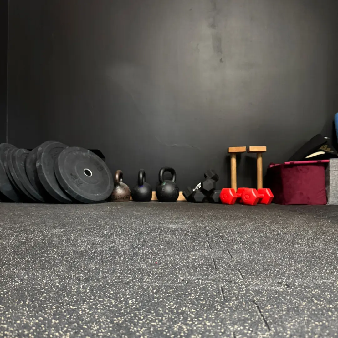 Fitnessraum zu Hause 12 m² – Gummiboden