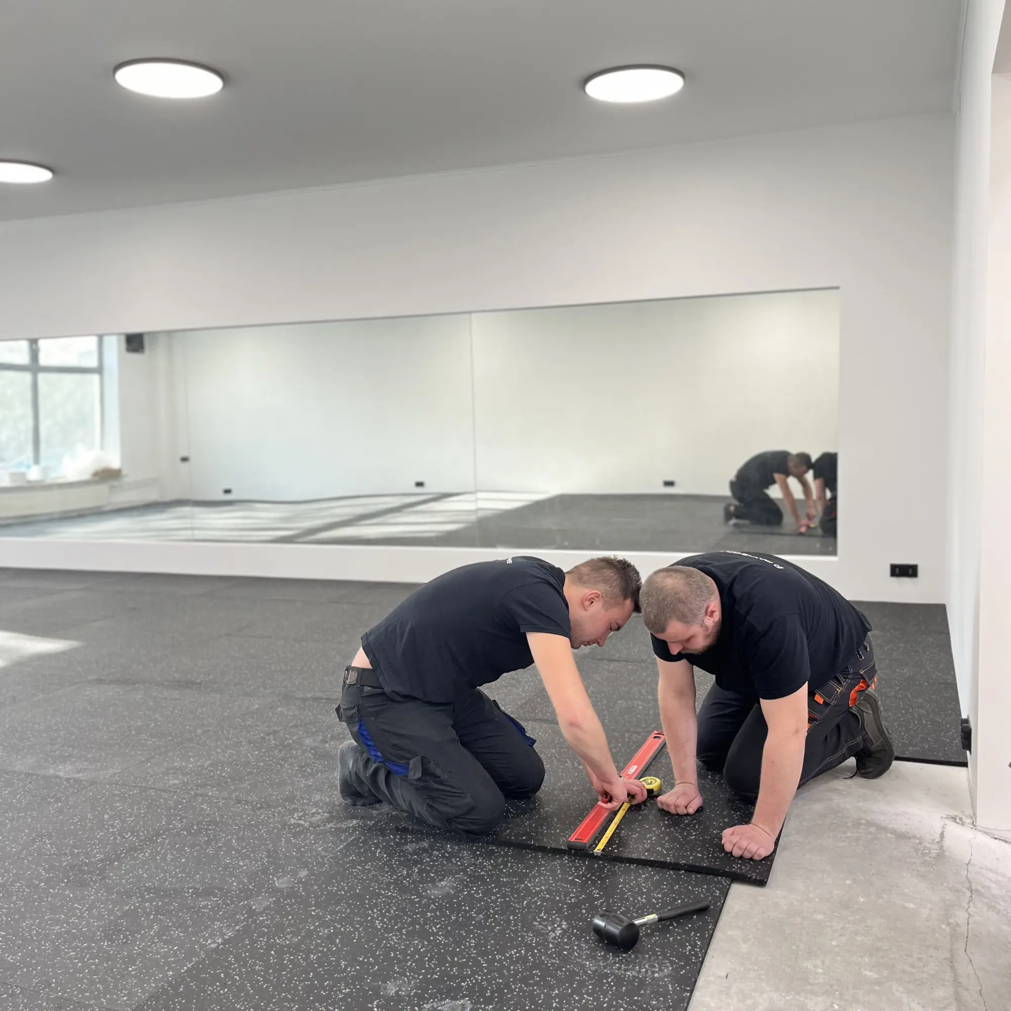 Montage des Gummibodens Mosaic Pro 70 m2