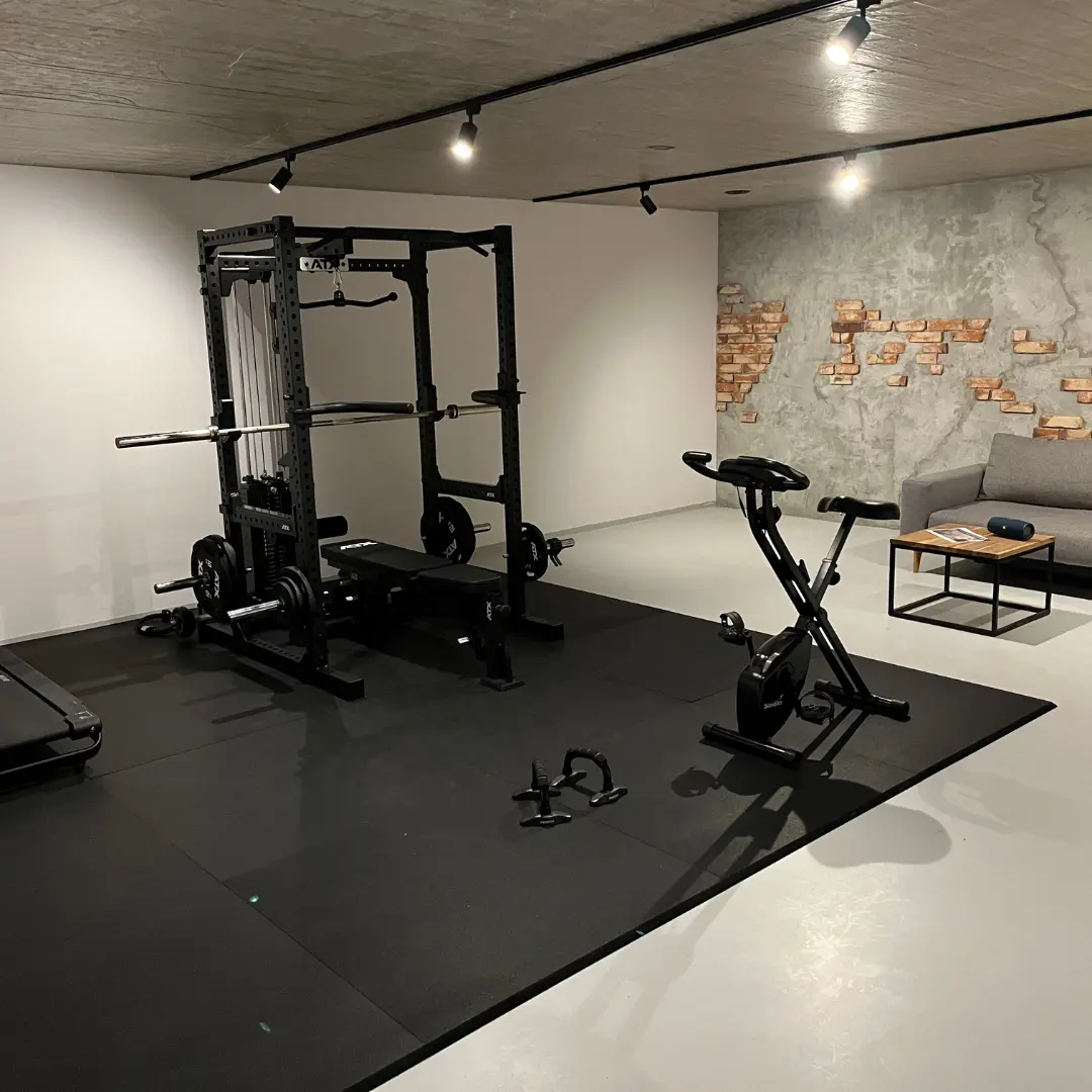 Eleganter Trainingsbereich 16 m² mit Gym Square Pro Matten