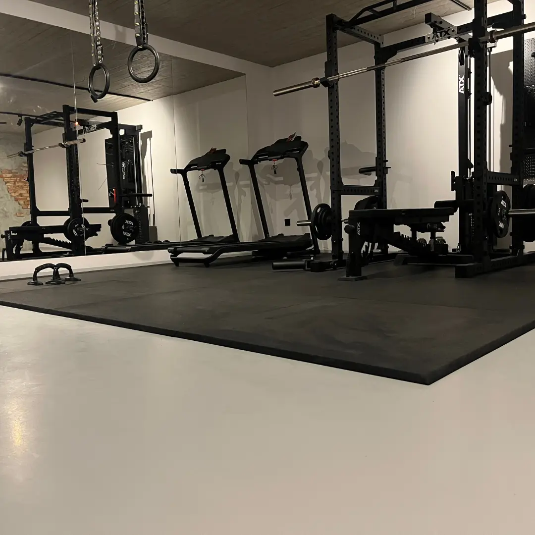 Eleganter Trainingsbereich 16 m² mit Gym Square Pro Matten