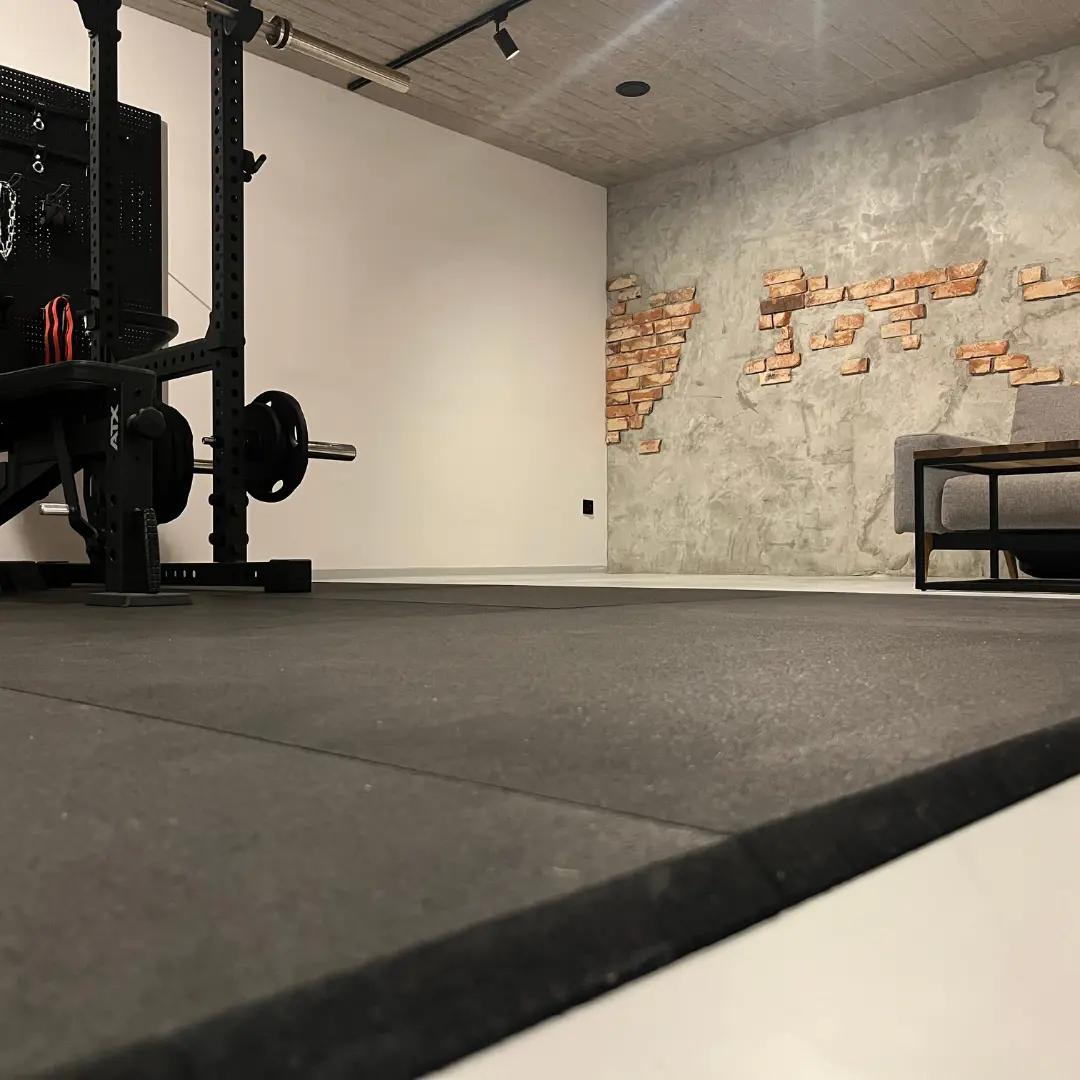 Eleganter Trainingsbereich 16 m² mit Gym Square Pro Matten