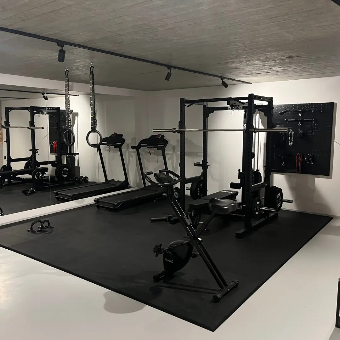 Eleganter Trainingsbereich 16 m² mit Gym Square Pro Matten