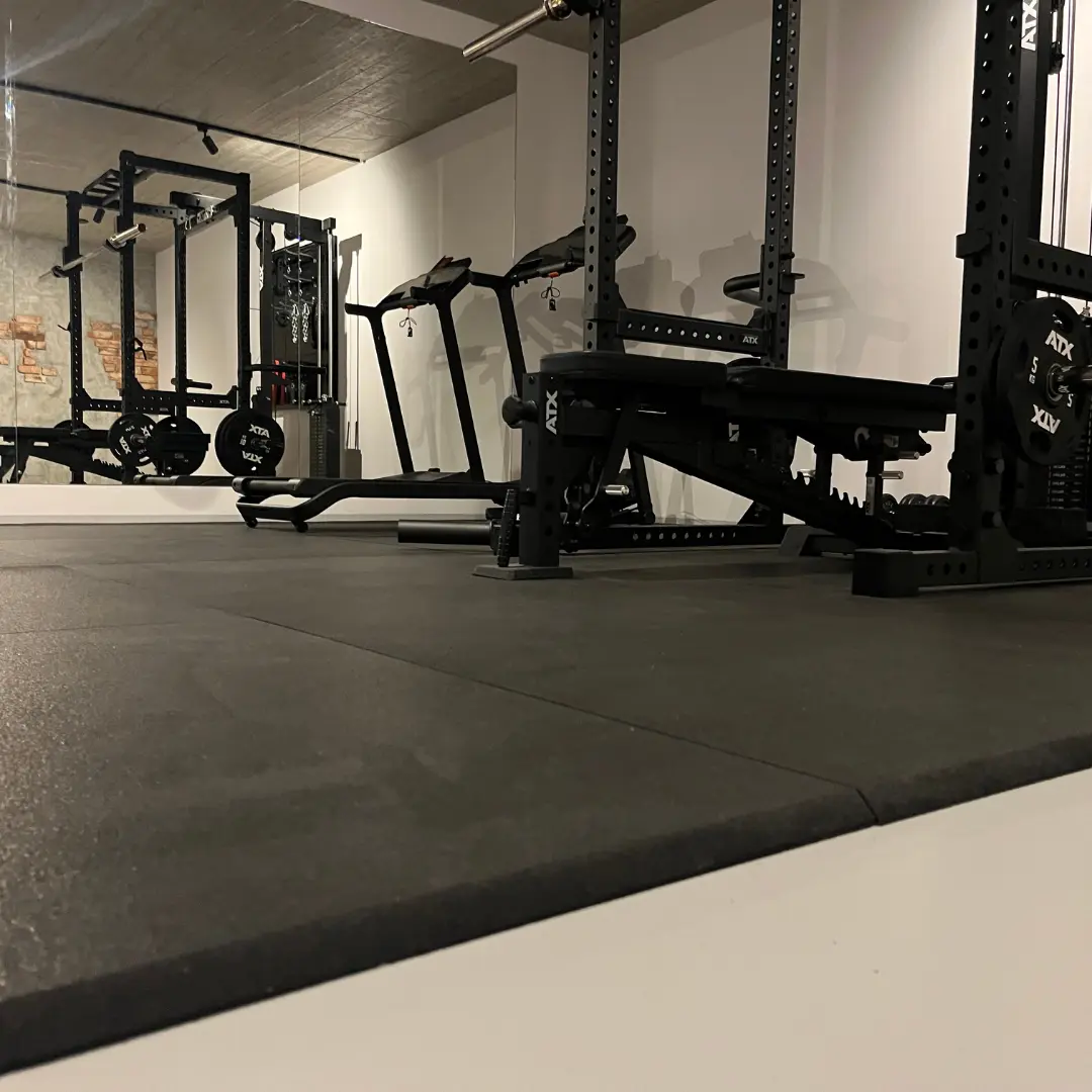 Eleganter Trainingsbereich 16 m² mit Gym Square Pro Matten