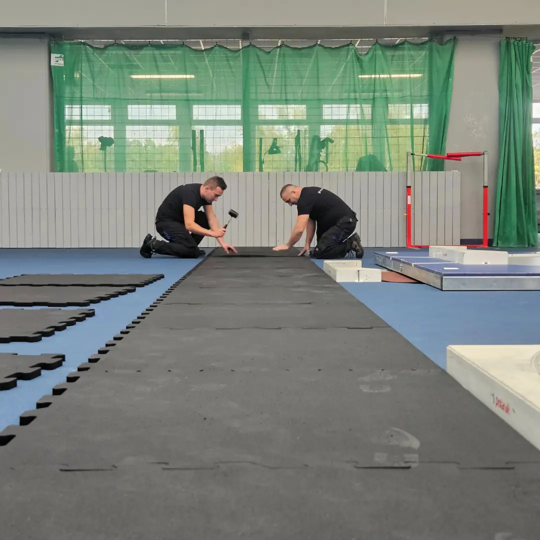 Gummiboden-Montage für Leichtathletik-Halle Warschau