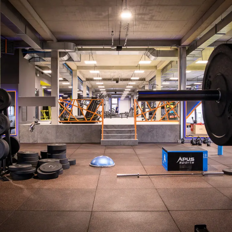Bodenbelag aus Gym Square Elevate 100x100 cm Matten in einem realisierten Gym