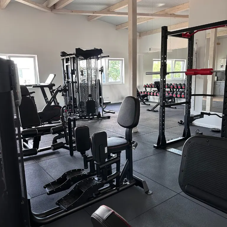 Stabiles Trainingsequipment auf der Gym Square Elevate 100x100 cm Matte - Gym-Realisierung