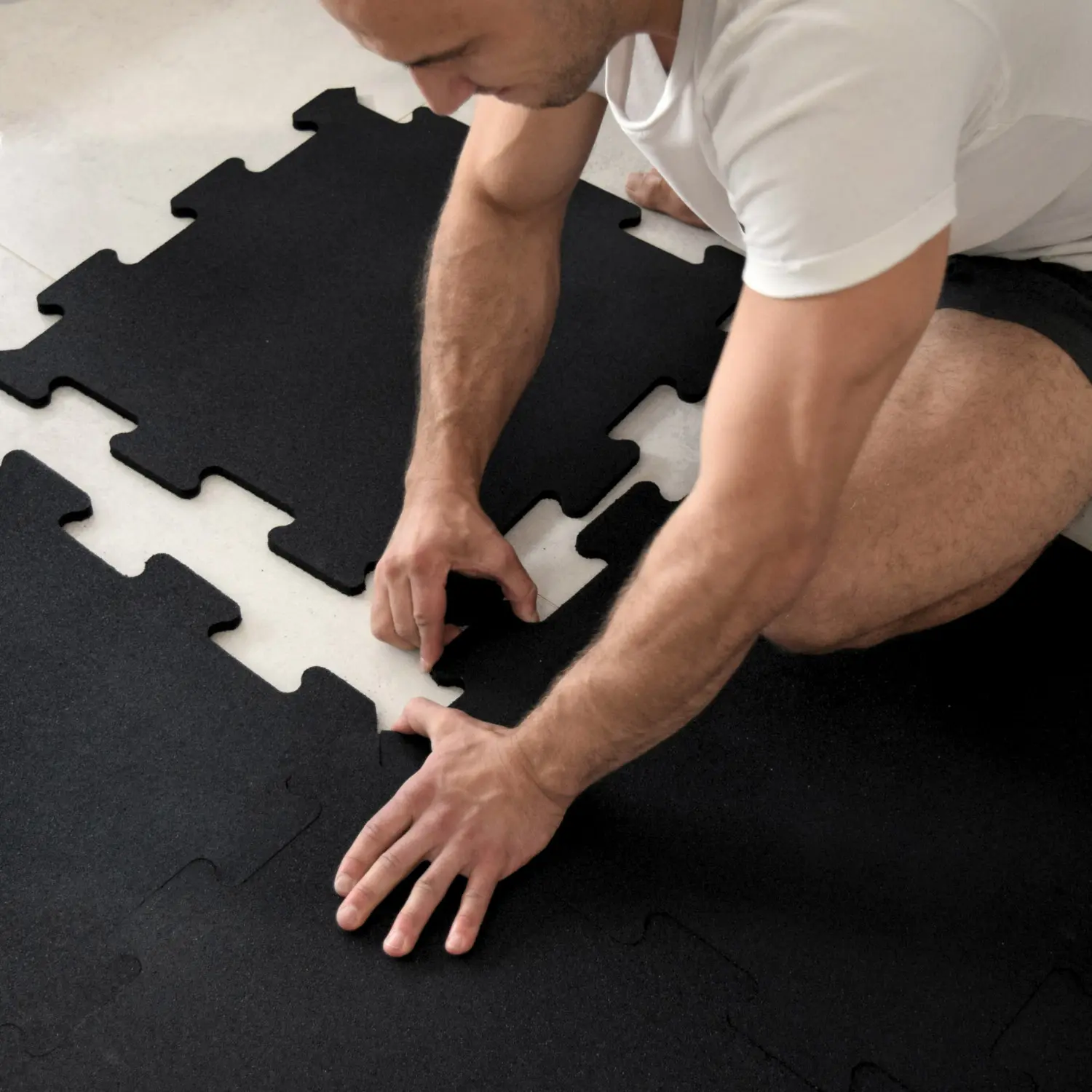 Einfaches Verlegen von kompakten 50x50 cm Puzzlematten im Homegym