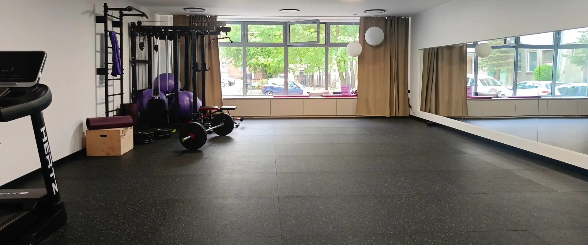 Freihantelbereich auf Elevate Gummiboden
