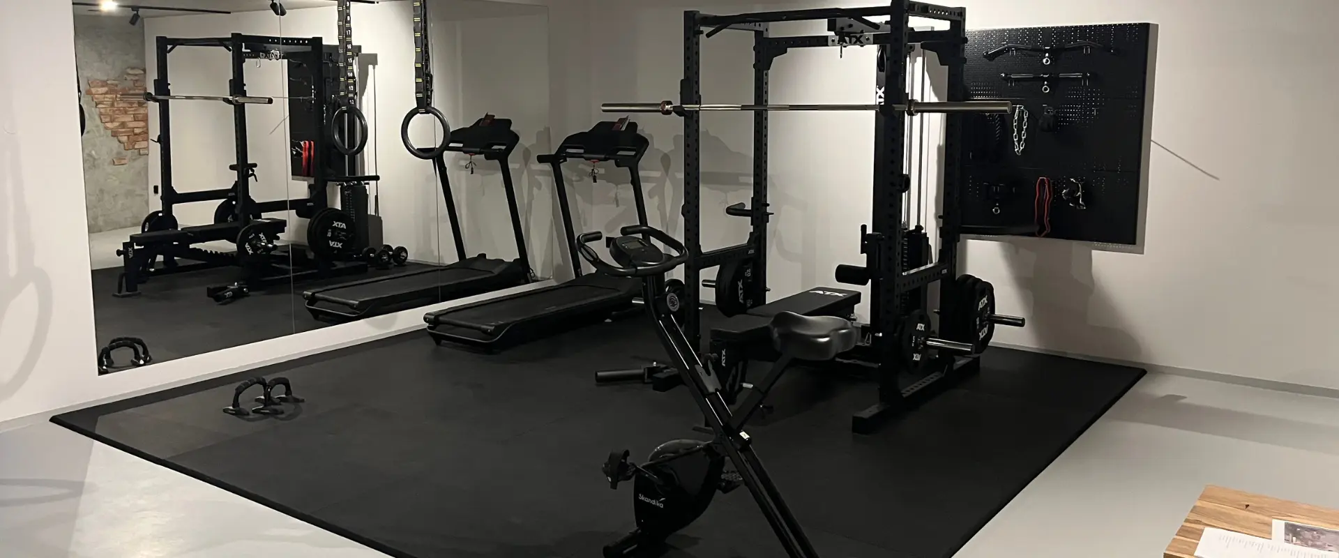 Eleganter Trainingsbereich: 16 m² Funktionalität mit präzisem Finish der Gym Square Pro Matten in 20 mm Stärke